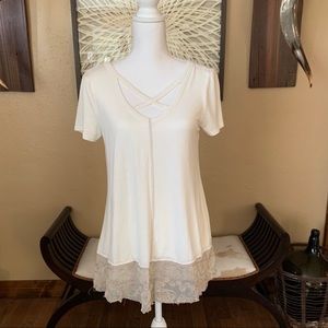 💚 2/$10 Daytrip White and Lace T-shirt